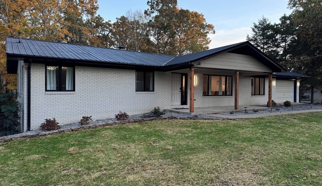 Modern Lakehouse by Moors Marina -Firepit, Grill, Gameroom - <5 minutes to Lake!