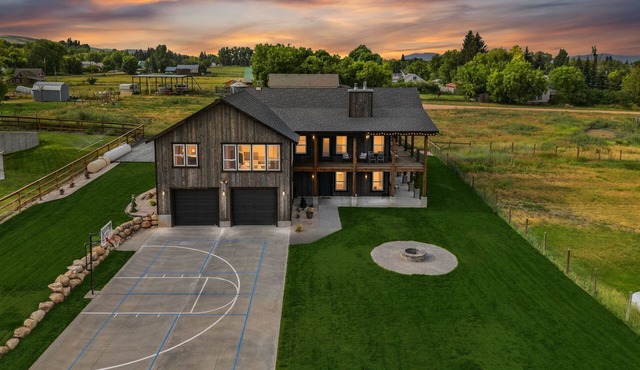 Modern Lakehouse l Slps 34 l Courts + Chefs Kitchen l Bear Lake Haven