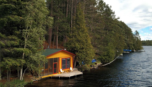 Modern Lakeshore Cabin -on the water's edge, Boating Water Recreation and Sauna.