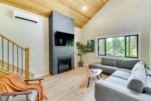 Modern Lakeside Cabin w/Mountain Views & Hot Tub!