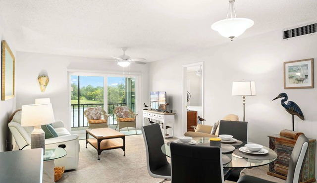 Modern Lakeside Condo 🌅 | 2 Bed, 2 Bath | Oldsmar, FL