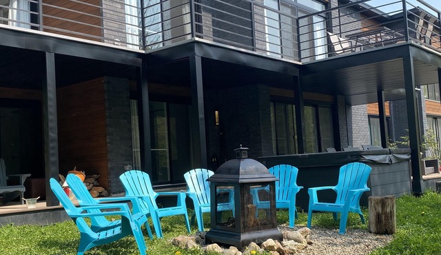 Modern Lakeside Getaway Oasis