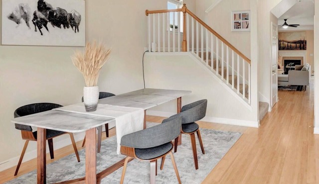 Modern Lakeside Gem 15 min to DT Quiet Community Pet-Friendly Nature & Outdoor