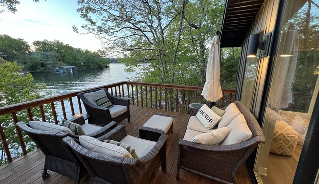 Modern lakeside private home, dock, main channel views, off Horsehoe Bend!