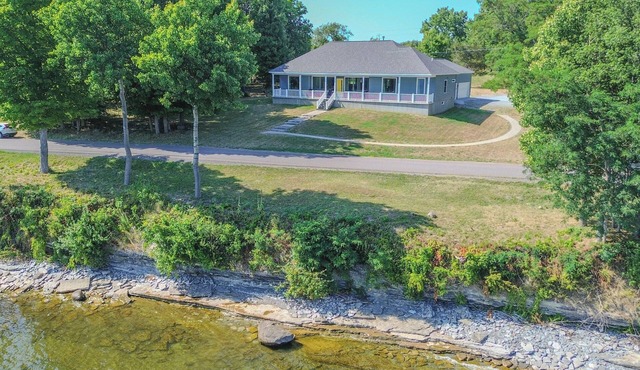 Modern Lakeside Retreat on Lake Ontario 4 bedroom/3 bath