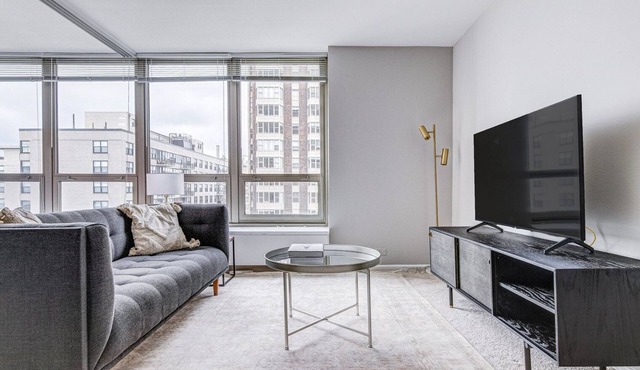 Modern Lakeview 1BR w/Gym, Pool, 1 block to Lincoln Park, by Blueground