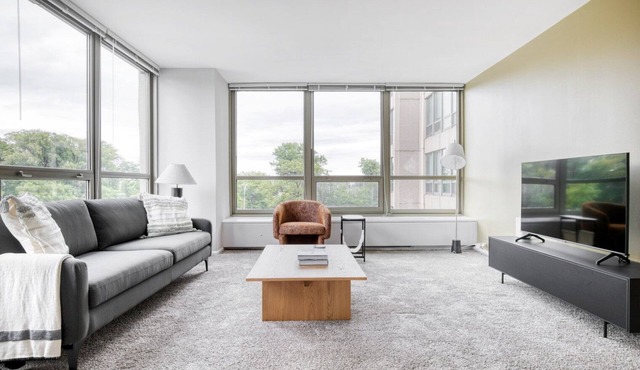 Modern Lakeview 2BR w/Deck, Pool & Gym, nr Lincoln Park, by Blueground