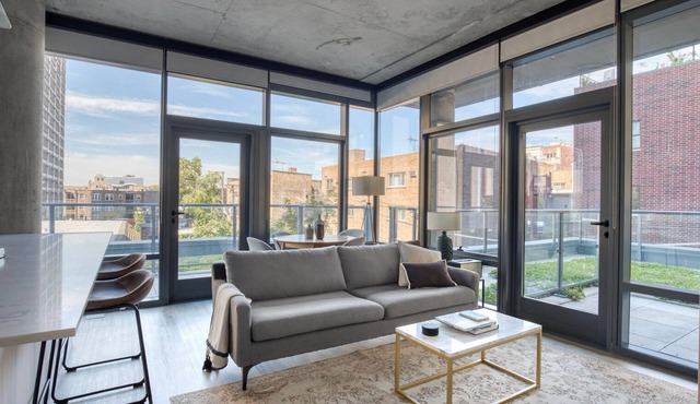 Modern Lakeview 2BR w/Roftop & Gym, nr Trail & Park, by Blueground