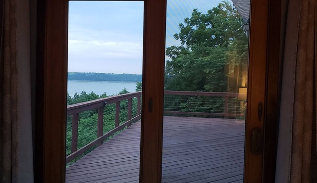 Modern lakeview cabin on Tuttle Creek Lake near Manhattan Kansas