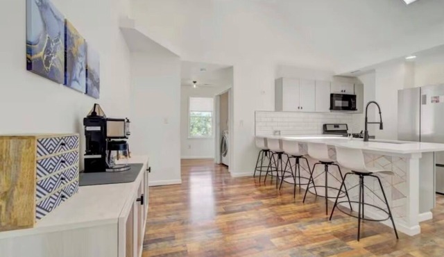 Modern Lakeview Cottage