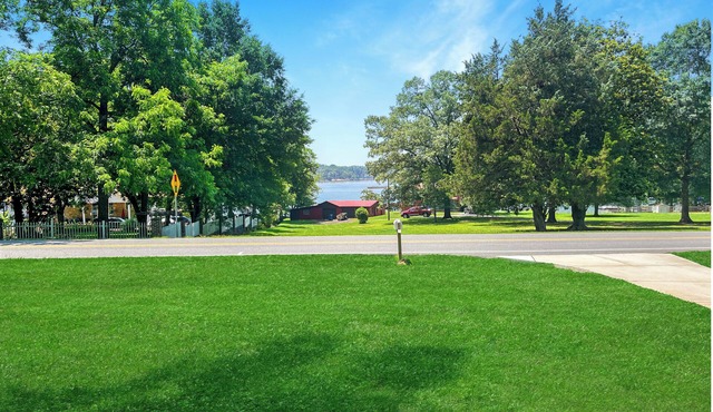 Modern Lakeview Escape in Hickory - Pet friendly