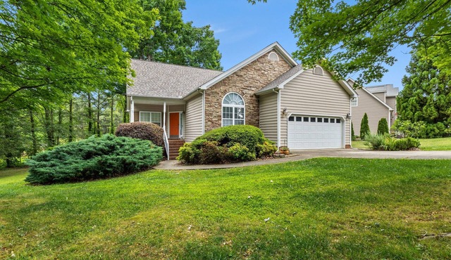Modern Lakeview Escape: 2BR Golfers’ Retreat