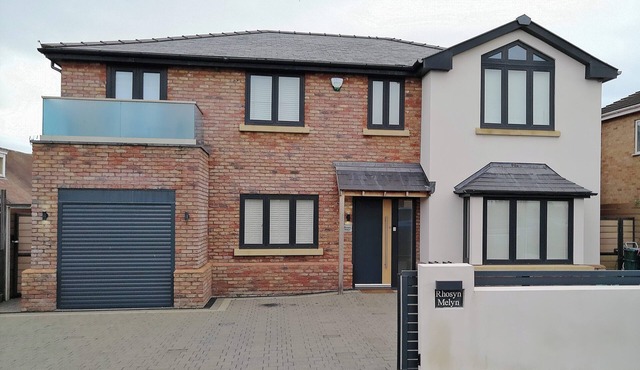 Modern, Large 4-Bed Property sleeps 10 in Abergele