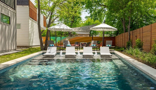 Modern + Lavish Palms Manor | East ATX, Min to DT