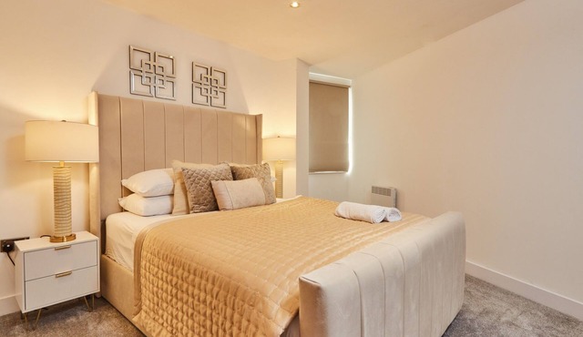 Modern Leeds Dock Apt &Free Secure Parking!