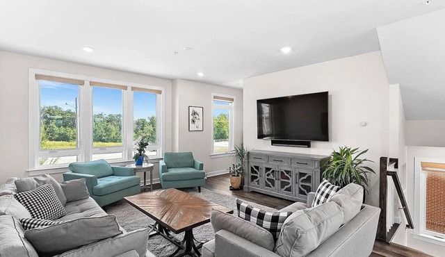 Modern Leesburg 4BR Includes Loft - Sleeps 8 Near Weddings, Wineries & Downtown