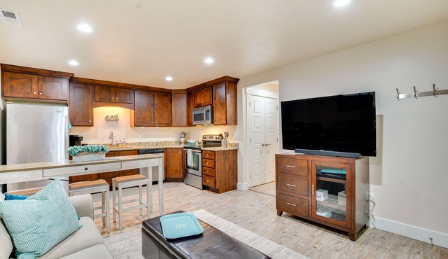 Modern Lehi Apartment: 2 Mi to Thanksgiving Point