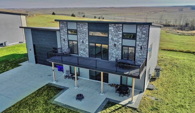 Modern Lewis and Clark lake home with lake views and 3 min drive to the beach!