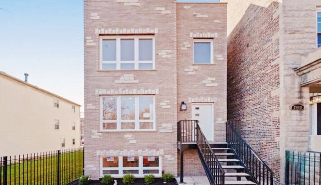 Modern light filled 2BR Apt 5 min to West Loop! Sleep like a baby!