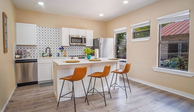Modern Living 3br/2ba Close to Amazing Downtown