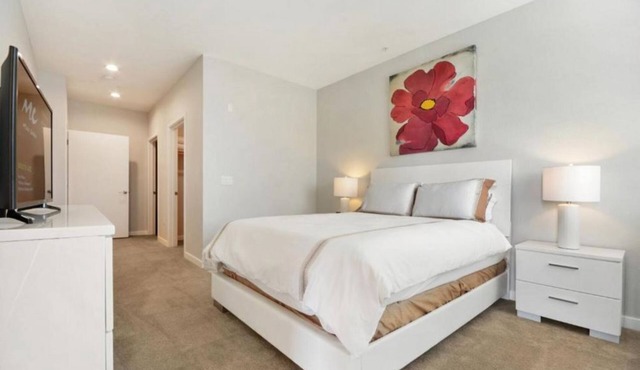 Modern Living in Silicon Valley: 2BR Condo near Facebook