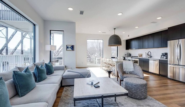 Modern Living on the Riverfront. Walk to Broadway, Honkey Tonks, Nissan Stadium. Free Parking.