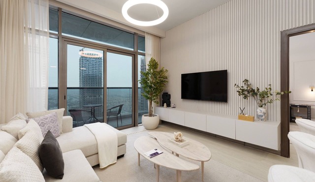 Modern Living w/Premium Amenities close to Marina