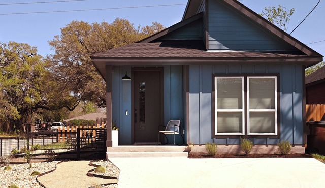 Modern Lockhart Retreat. BBQ, Near Austin & COTA. Sleeps 6