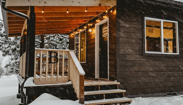 Modern Lodge Styled Cabin. 30 mins from Glacier Park. Mtn Views and Pond Onsite