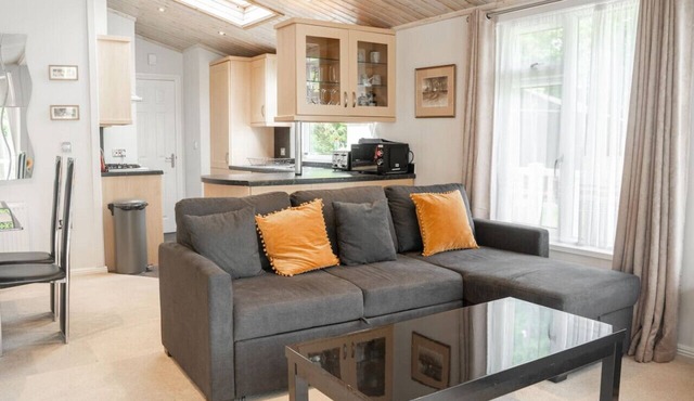 Modern lodge with fantastic decking space - For 6