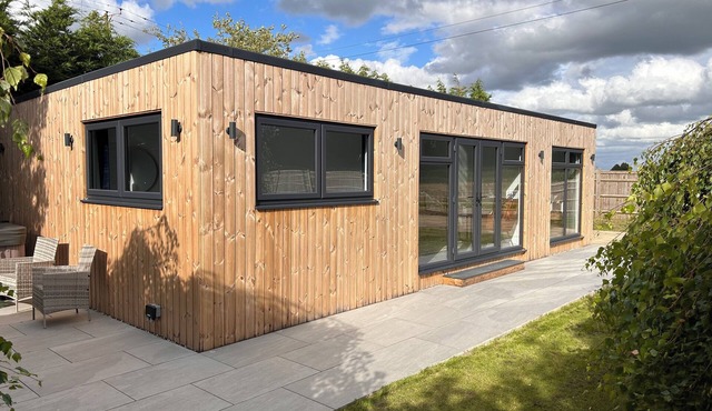 Modern lodge with hot tub in the heart of Kent-sleeps 6-8