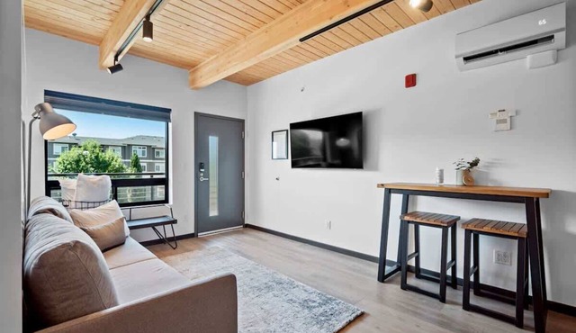 Modern loft close to Kendall Yards Suite-3
