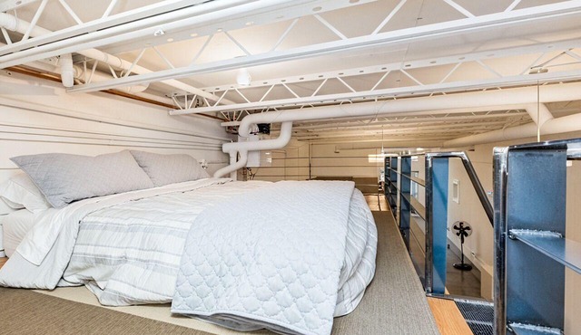 Modern Loft Haven | BBQ, Sleeps 6 |