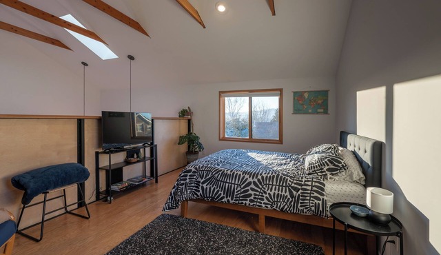 Modern Loft Hideaway in SE Portland