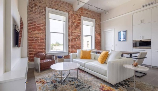 Modern Loft, Historic Streets- 2 bed/2 bath