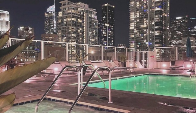 Modern Loft-Rooftop with City view, Pool, Spa, Gym and Free parking!