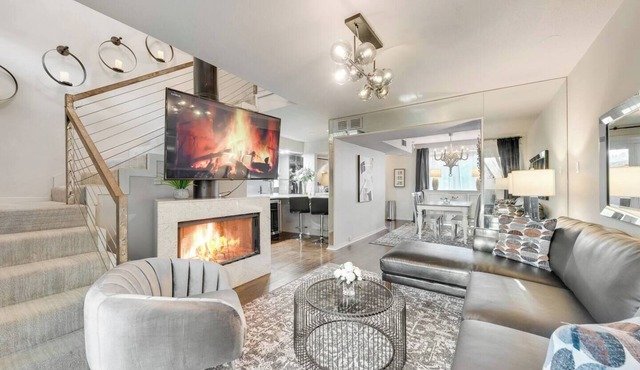 Modern loft with king suite, resort pool, and historic charm in Swiss Avenue.