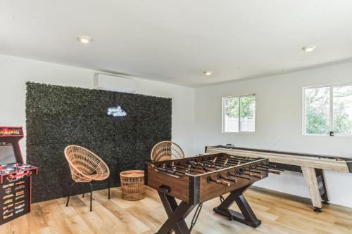 Modern Log Cabin at the beach with Hot Tub, Game Room and Fire Pit