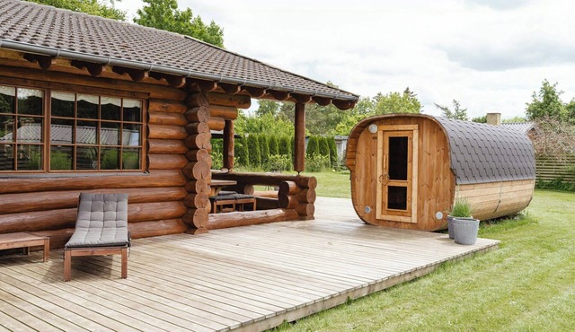 Modern log cabin by Dalby Huse beach