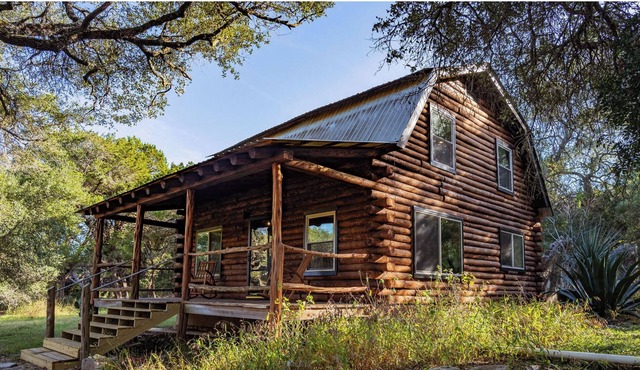Modern log cabin in Driftwood with alpacas near Wimberley and vineyards!