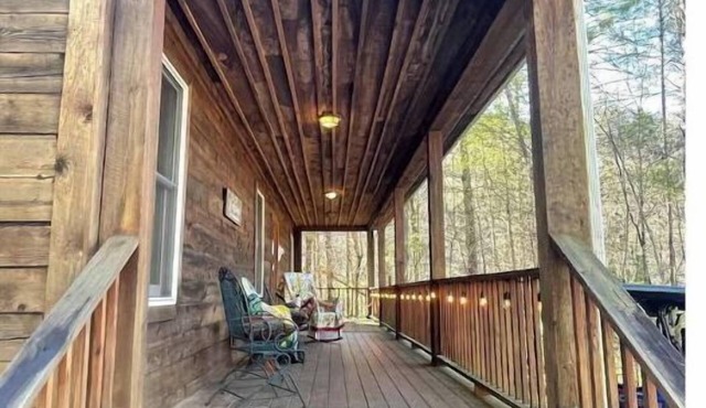 Modern Log Cabin near Lake Keowee sleeps 6-8 Hunting and Hicking Trails