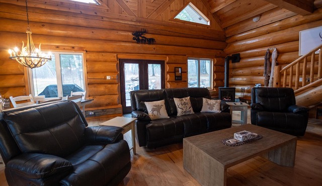 Modern Log Cabin Retreat! Perfect for nature getaways in the French River.