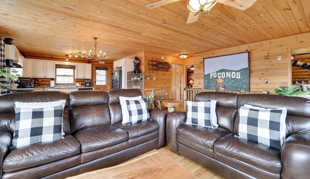 Modern Log Cabin, Large Deck, Firepit