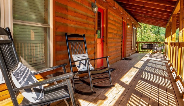 Modern Log Cabin TH Retreat | Peaceful | Mountain Views | Steps to Downtown WJ