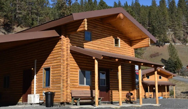 Modern log cabin with a cozy cabin feel along the Clearwater River.