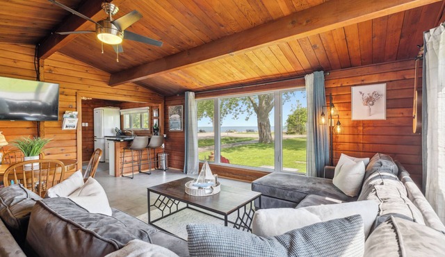 Modern log cottage with panoramic Lake Erie views, minutes from Hippo's patio!