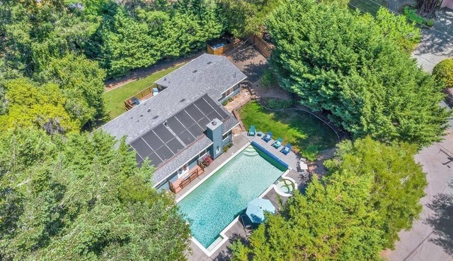 Modern Log house! Private Pool! Spa! Close to town