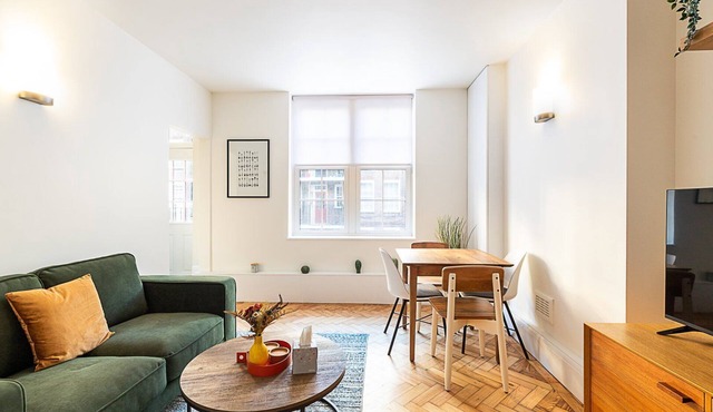 Modern London Bridge Retreat