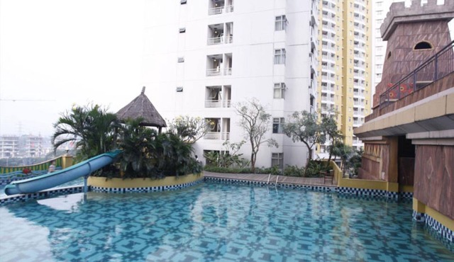 Modern Look And Homey 2Br At Great Western Resort Apartment