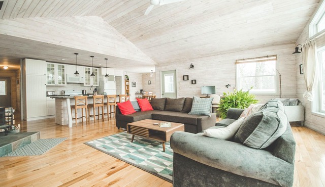Modern, lovely, cozy & quiet cabin 5 mins from the lake